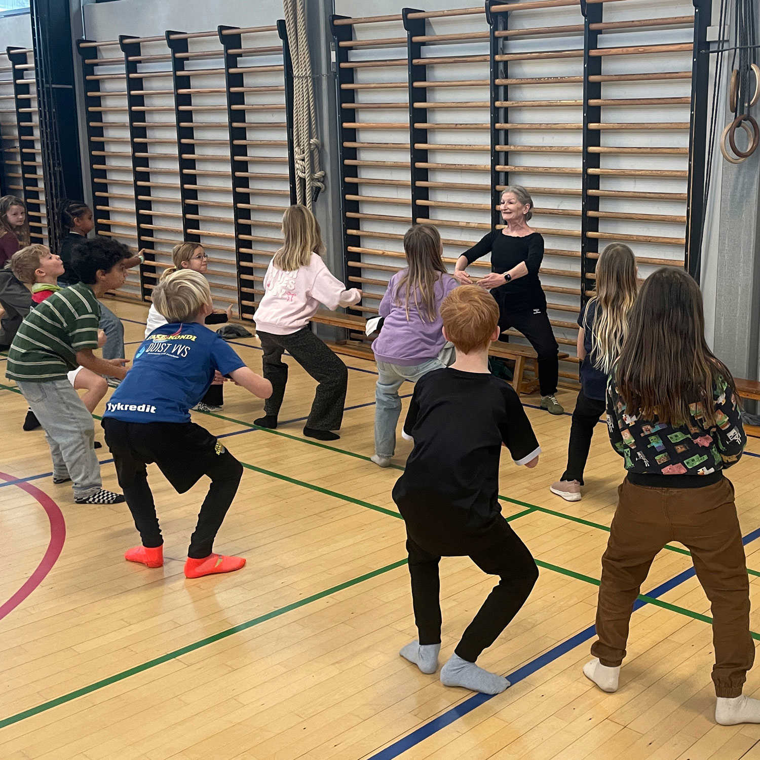 Iben Hutzelsider var ugentlig gæsteinstruktør i et forløb med ballet. Iben er stifter og leder af Ballet Akademiet i Aarhus og er uddannet på Arts Educational School i London.