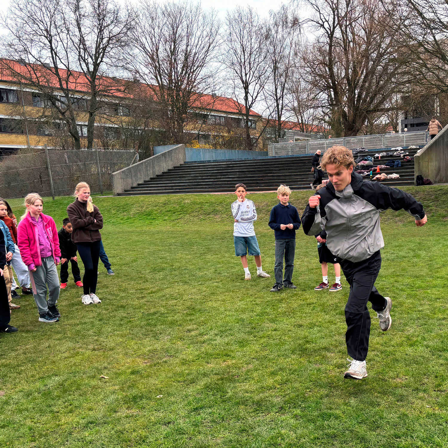 Mathias Astier var ugentlig gæsteinstruktør i et forløb med atletik. Mathias er aktiv løber og træner i Aarhus 1900 Atletik og Løb og studerer idræt på Aarhus Universitet.