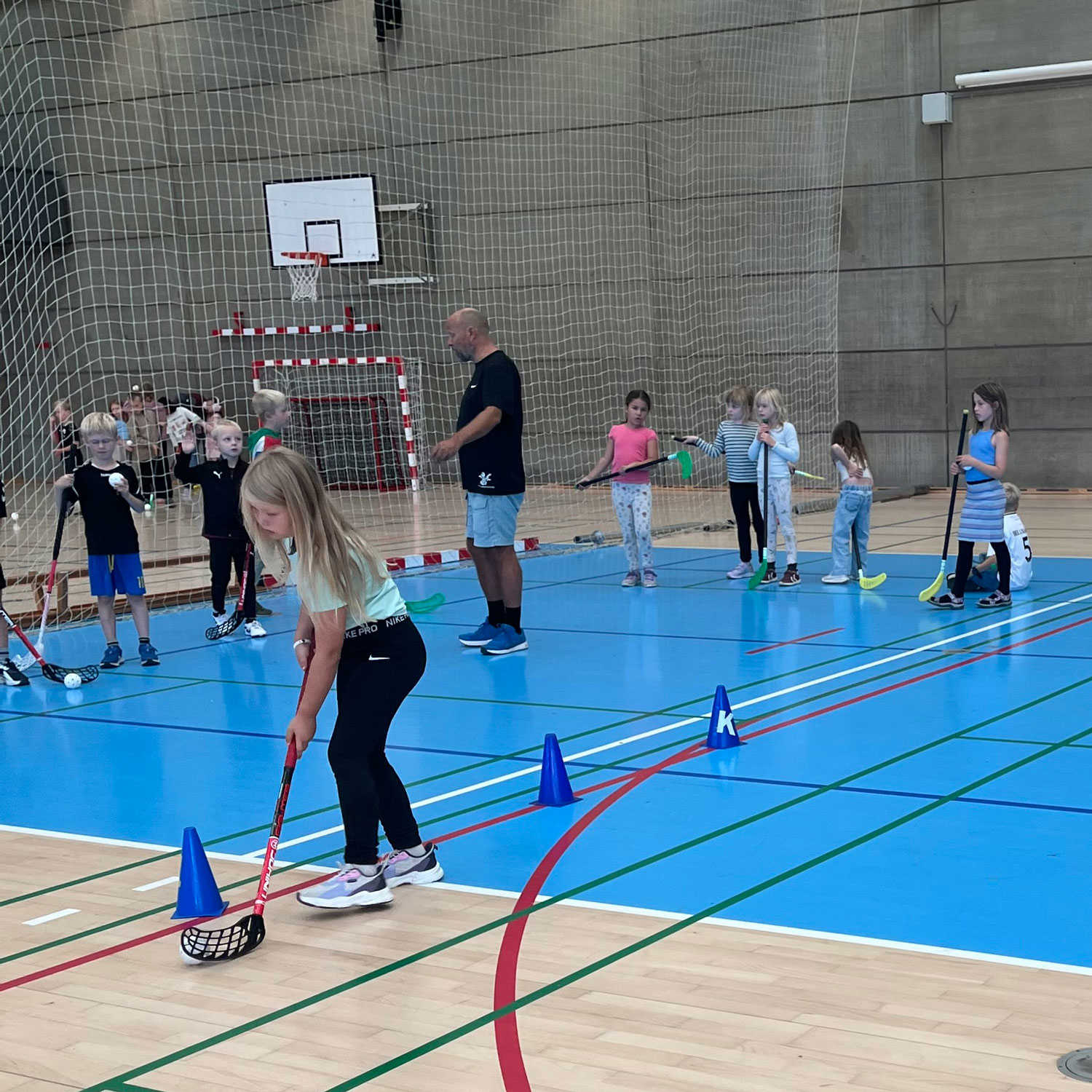 Tim Zink var ugentlig gæsteinstruktør på et forløb med floorball. Tim er træner og leder i Floorball Aarhus Syd og har derudover også instruktørerfaring fra fodbold.