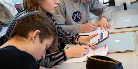 Fokus i 7.-9. klasse er faglig fordybelse og forberedelse til videre uddannelse. Skoledagen bliver længere, og vi forventer mere forberedelse og et større fagligt overblik hos de unge.