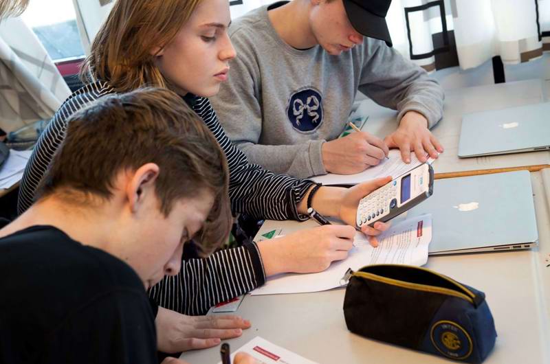 Fokus i 7.-9. klasse er faglig fordybelse og forberedelse til videre uddannelse. Skoledagen bliver længere, og vi forventer mere forberedelse og et større fagligt overblik hos de unge.