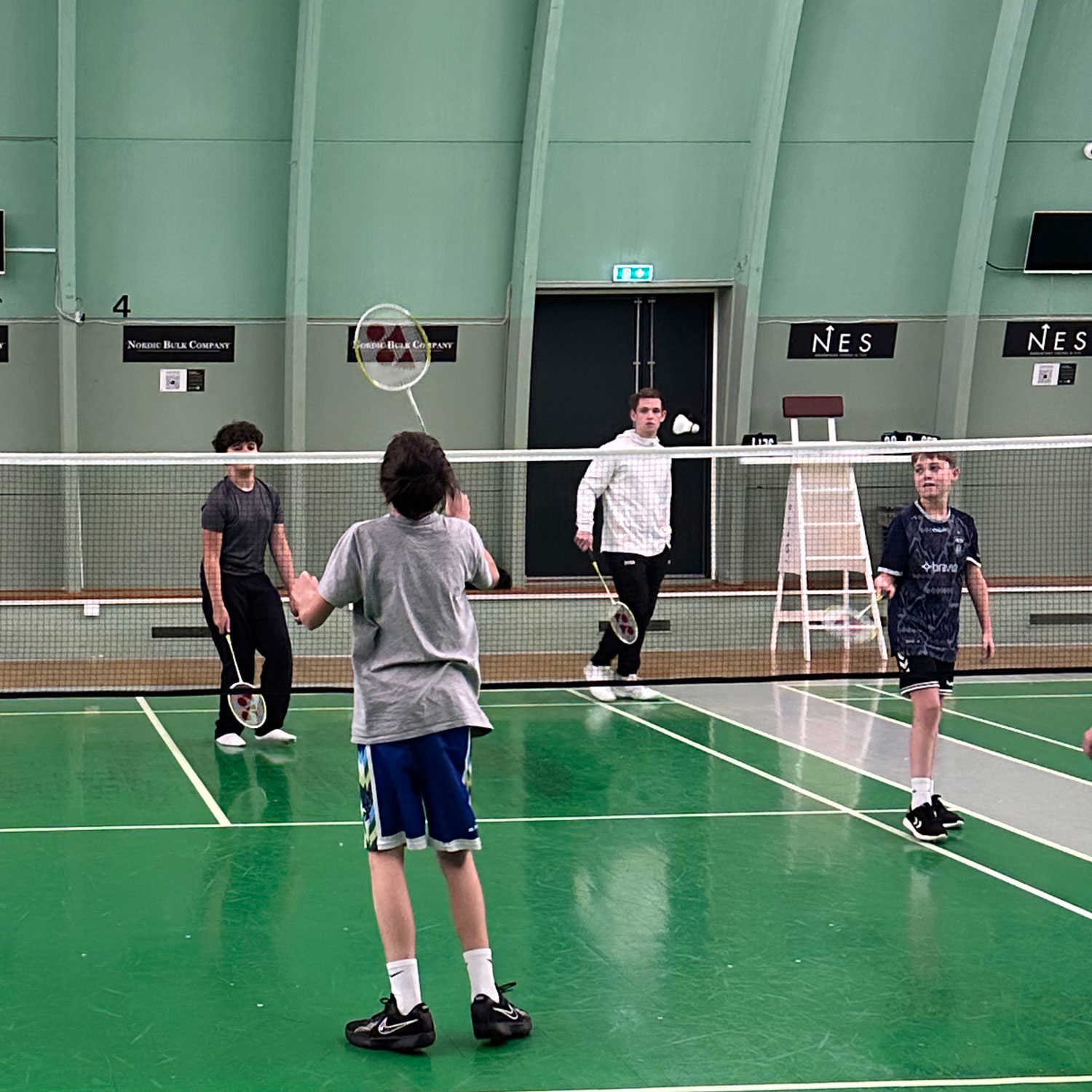 I et forløb med badminton havde vi Jonas Pagh Almtoft som ugentlig gæsteinstruktør. Jonas er ungdomstræner i Højbjerg Badmintonklub og underviser for DGI Østjylland.