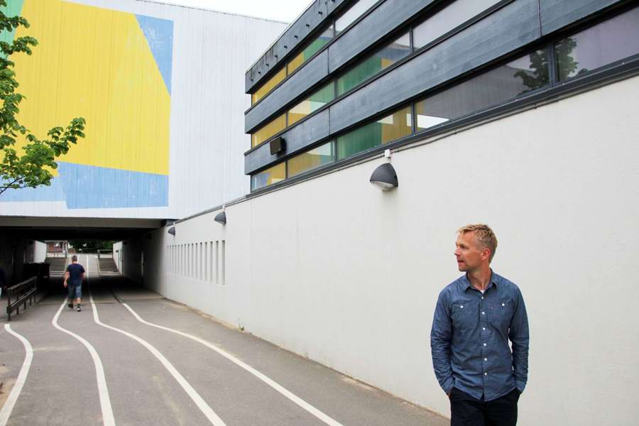 Kristian Nordheim er forælder på Rundhøjskolen og samtidig arkitekt. Han synes, Rundhøjskolen er et superfedt bygningskompleks. Han fremhæver blandt andet idrætshallens brutale fremtoning og detaljen med, at man kan gå under hallen og ind i skolegården.